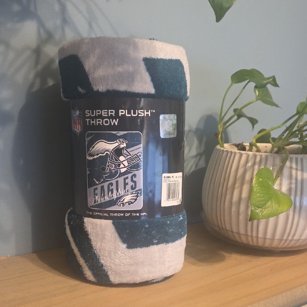 NFL Eagles Super Plush Throw Blanket